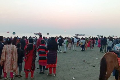 কুয়াকাটা সৈকতে পর্যটকদের ঢল