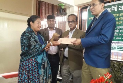 পাহাড়ে নানা পেশার মানুষের মাঝে অগ্রণী ব্যাংকের ঋণ বিতরণ