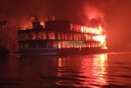 লঞ্চে অগ্নিকাণ্ড: বরগুনার ১৯ যাত্রীর খোঁজ মিলছে না