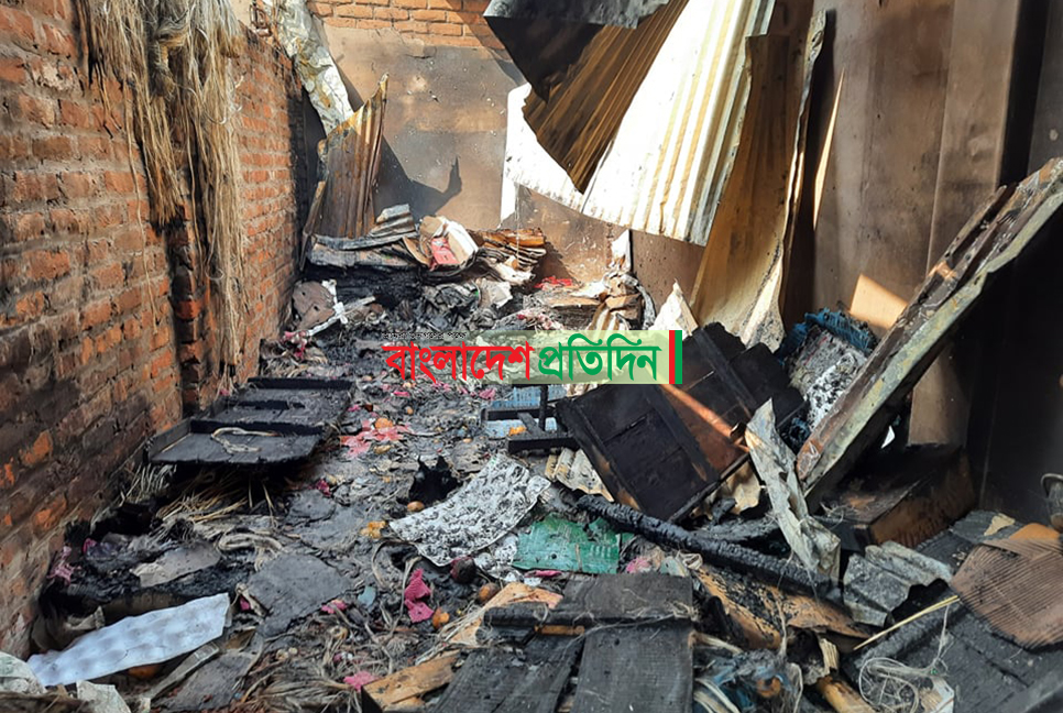 স্বতন্ত্র প্রার্থীর কর্মীর পাটের গুদামে আগুন দেওয়ার অভিযোগ 