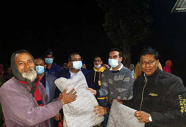 শীতের রাতে কম্বল হাতে শীতার্তদের বাড়িতে জেলা প্রশাসক