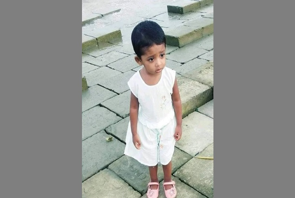 বাবার কোল থেকে ফসকে যাওয়া শিশুর খোঁজ মিলল গণকবরের মাঠে

