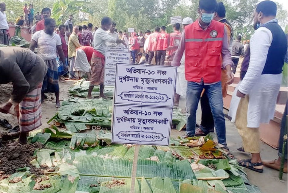 মৃত্যুতেও আলাদা হয়নি মা-মেয়ে, এক কবরেই চির শায়িত