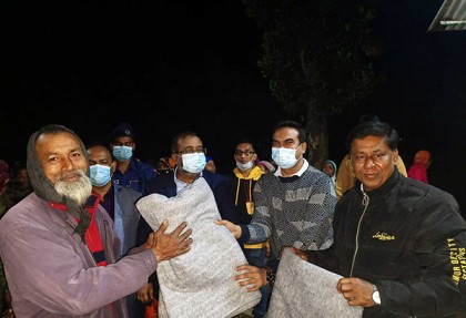 শীতের রাতে কম্বল হাতে শীতার্তদের বাড়িতে জেলা প্রশাসক