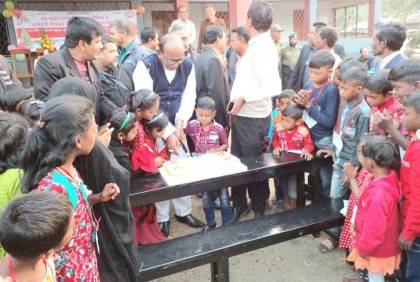বড়াইগ্রামে শিশুদের মাঝে বড়দিনের উপহার বিতরণ