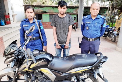 চোরাই মোটরসাইকেলসহ গ্রেফতার তরুণ

