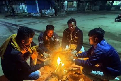 দিনাজপুরে কনকনে 
শীতের তীব্রতা ও কুয়াশাও বাড়ছে 