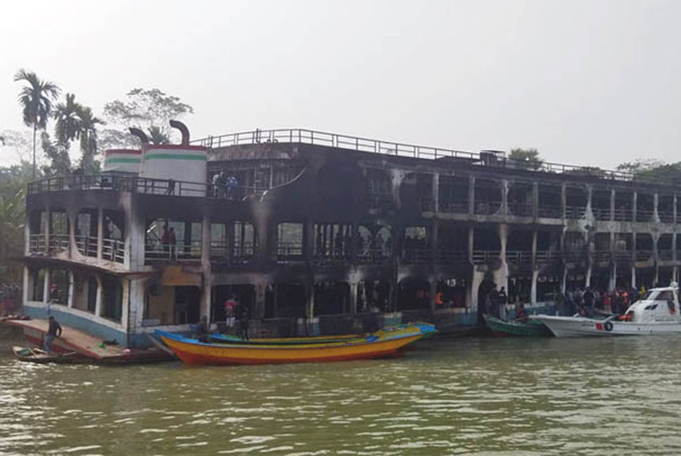 অগ্নিকাণ্ডের পর যাত্রীসহ লঞ্চ ফেলে পালিয়ে যান স্টাফরা