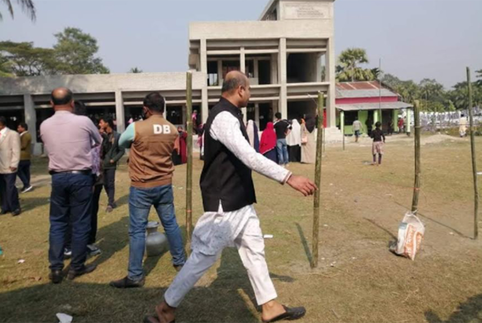 ইউপি নির্বাচনের ভোটকেন্দ্রে পৌর মেয়রের অবস্থান