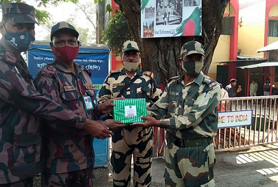 হিলি সীমান্তে বিএসএফকে বিজিবির মিষ্টি উপহার