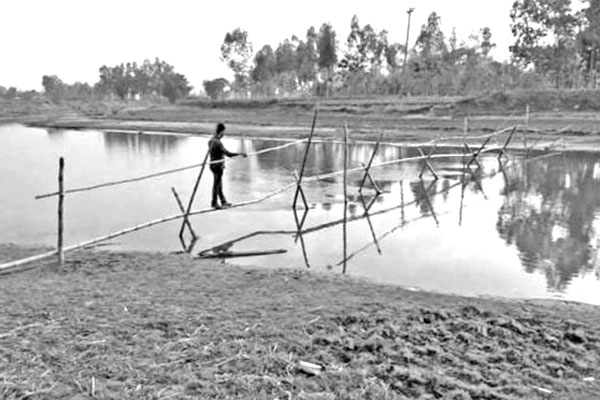 বাঁশের সাঁকোয় ৫০ বছর পারাপার