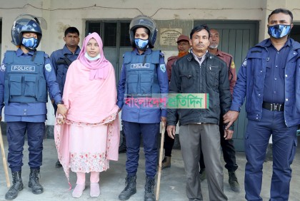 ব্যালট ছিনতাইকালে মেয়েসহ আওয়ামী লীগ নেতা আটক, পুলিশের গুলি