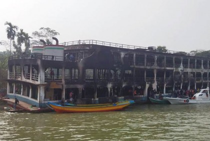 অগ্নিকাণ্ডের পর যাত্রীসহ লঞ্চ ফেলে পালিয়ে যান স্টাফরা
