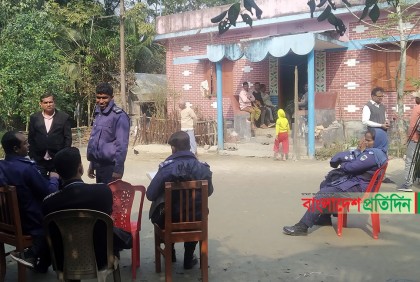 গ্রিল ভেঙে ডাকাতি, গৃহবধূকে গণধর্ষণের অভিযোগ