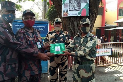 হিলি সীমান্তে বিএসএফকে বিজিবির মিষ্টি উপহার
