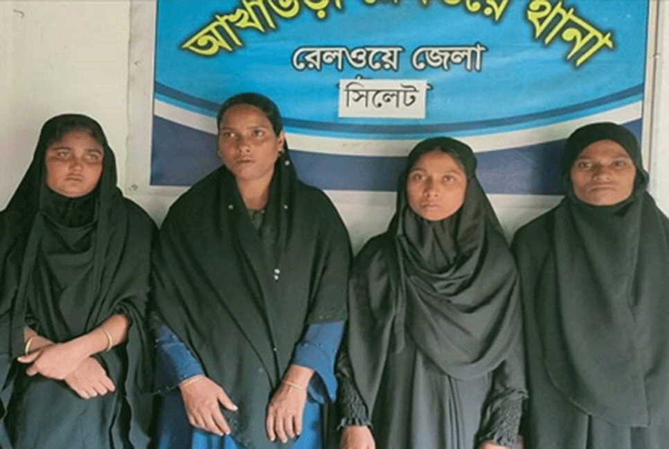 ট্রেন থেকে চার নারী চোর আটক 