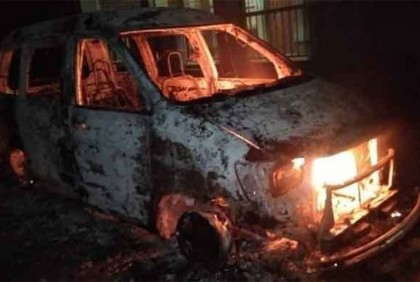 ভোট শেষে ফেরার পথে পু‌লিশ-নির্বাচন কর্মকর্তা‌দের ওপর হামলা, গাড়িতে আগুন