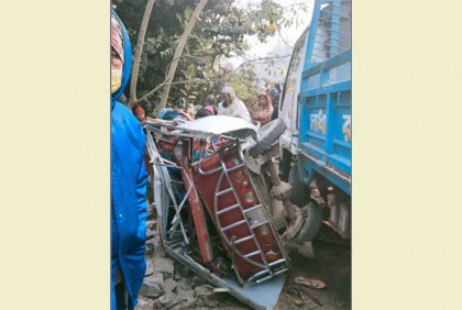 আত্মীয়ের মরদেহ দেখতে গিয়ে ট্রাক চাপায় প্রাণ গেল ৪ নারীর