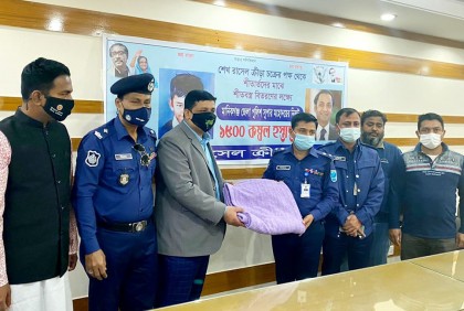 শেখ রাসেল ক্রীড়া চক্রের পক্ষ থেকে মানিকগঞ্জে শীতবস্ত্র হস্তান্তর 