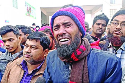সুগন্ধা নদীতে লঞ্চে অগ্নিকাণ্ড; মালিকসহ ২৫ জনের বিরুদ্ধে মামলা গ্রহণ