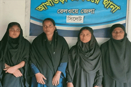 ট্রেন থেকে চার নারী চোর আটক 