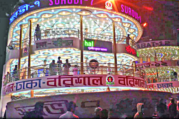 ভিতরে অরক্ষিত বাইরে ফিটফাট