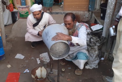 হারিয়ে যাচ্ছে ঐতিহ্যবাহী ‘ঠাটারি’ পেশা