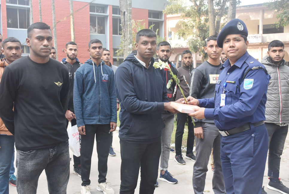 পুলিশ হওয়ার স্বপ্নযাত্রার শেষ ধাপে রাজশাহীতে যাচ্ছেন ওরা ২২ জন