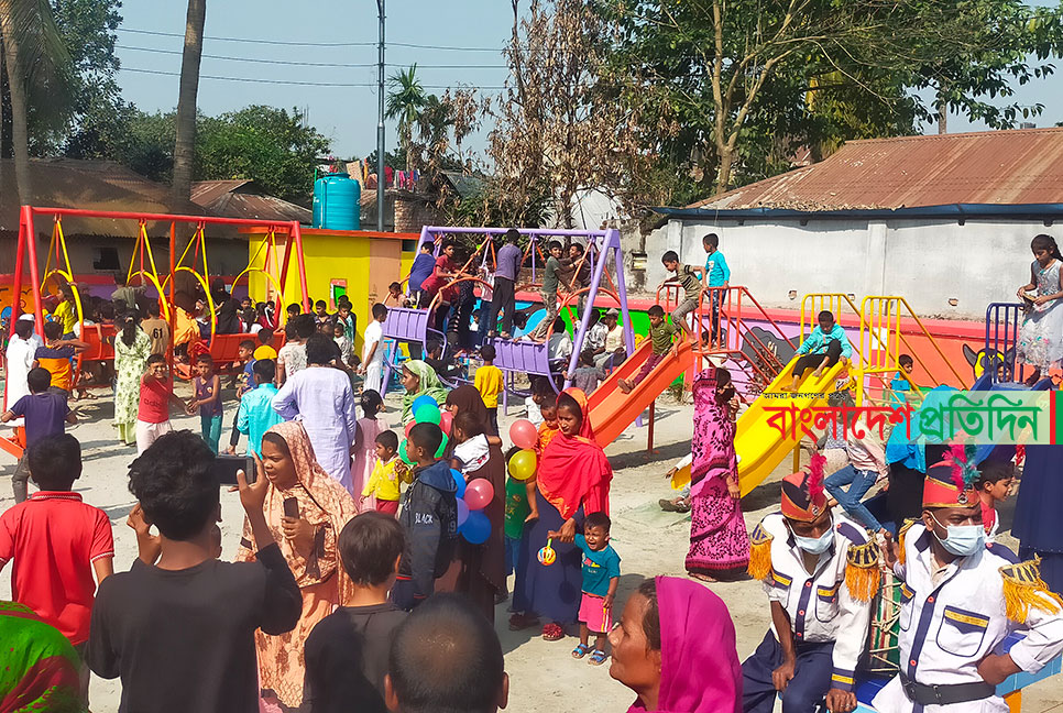 কুমিল্লায় নতুন পার্কে আনন্দে মেতেছে শিশুরা