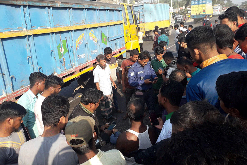 ট্রাকের নিচে আটকে ছিল মোটরসাইকেলসহ আরোহী 