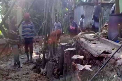 ফরিদপুরে হঠাৎ দেবে গেছে ২৫ বাড়ি
