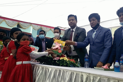 বরিশালে বছরের প্রথম দিনে বই পেয়ে খুশি শিক্ষার্থীরা