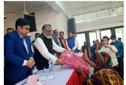 কালিয়াকৈরে কম্বল ও চেক বিতরণ
