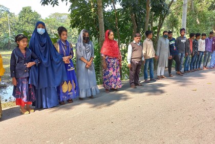 মাদারীপুরে রাস্তায় চলাচলে বাধা দেওয়ার প্রতিবাদে মানববন্ধন