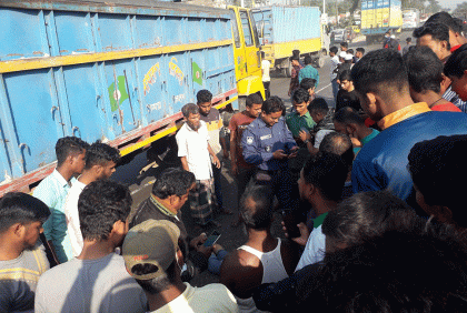 ট্রাকের নিচে আটকে ছিল মোটরসাইকেলসহ আরোহী 
