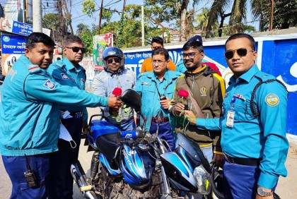 বৈধ যানবাহন চালকদের নববর্ষের শুভেচ্ছা জানাল বিএমপি