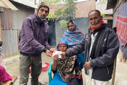 ক্যান্সার আক্রান্ত নারীর পাশে যুবক
