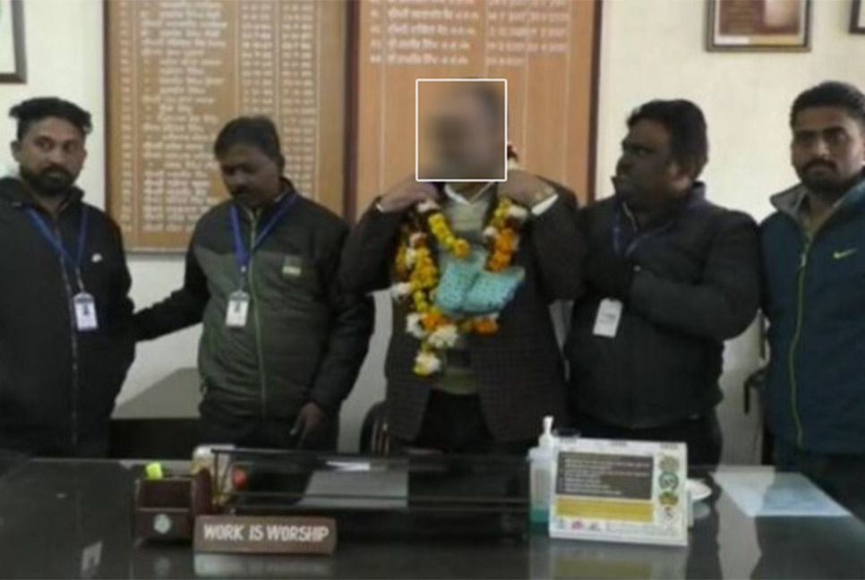 ভারতে শিক্ষা অফিসারকে জুতার মালা পরালেন অভিভাবকরা