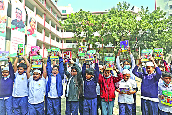 বছরের প্রথম দিনে নতুন বই, খুশি শিক্ষার্থীরা