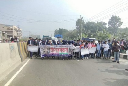 কালিয়াকৈরে ফুটওভার ব্রিজের দাবিতে শিক্ষার্থীদের মানববন্ধন 