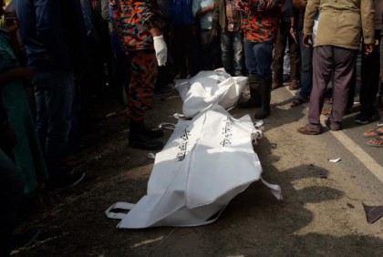 মোটরসাইকেল নিয়ে ঘুরতে গিয়ে 
ট্রাক চাপায় ৩ বন্ধু নিহত