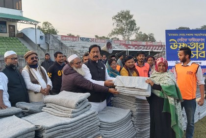 নীলফামারীতে শীতার্ত মানুষের মাঝে কম্বল বিতরণ