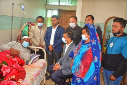 আহত নবনির্বাচিত চেয়ারম্যানকে দেখতে শজিমেকে রিপন