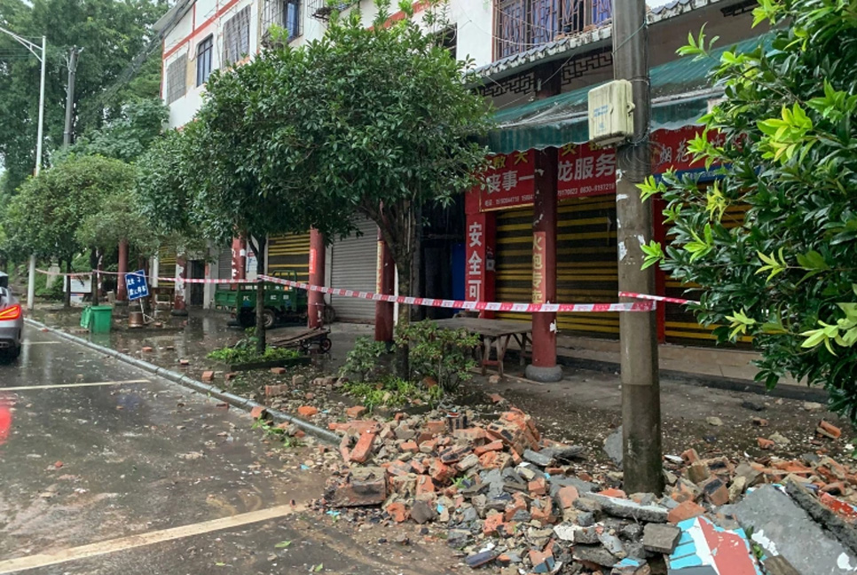 ভূমিকম্পে কাঁপল চীন

