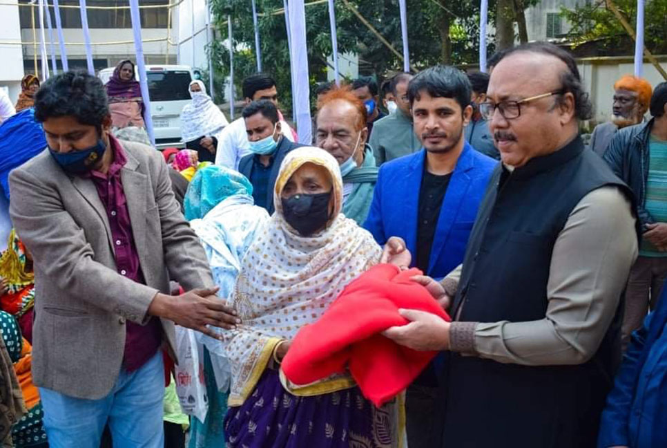 অসহনীয় শীতে বসুন্ধরার কম্বল পেয়ে খুশি শীতার্ত মানুষ 