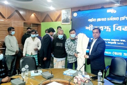 নাটোরে ৭৬ চর্মকার পেলেন ডিসির উপহার