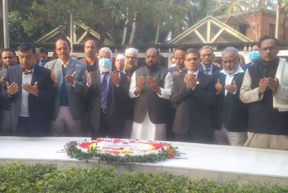 টুঙ্গিপাড়ায় বঙ্গবন্ধুর সমাধিতে এলজিইডির প্রধান প্রকৌশলীর শ্রদ্ধা