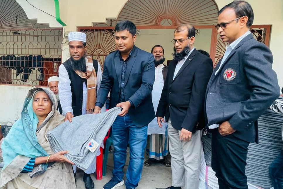 মাদারীপুরে শীতার্তদের পাশে দাঁড়াল বিএনসিসি ক্লাব