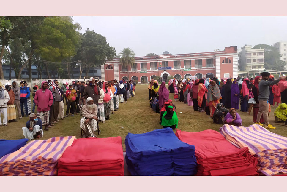 পাবনায় শীতার্তদের মাঝে কম্বল বিতরণ বসুন্ধরা গ্রুপের