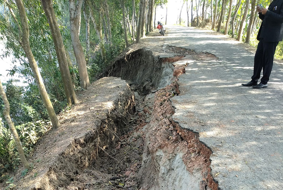 বোয়ালমারীর মুজুরদিয়া- রুপদিয়া সড়ক বেহাল